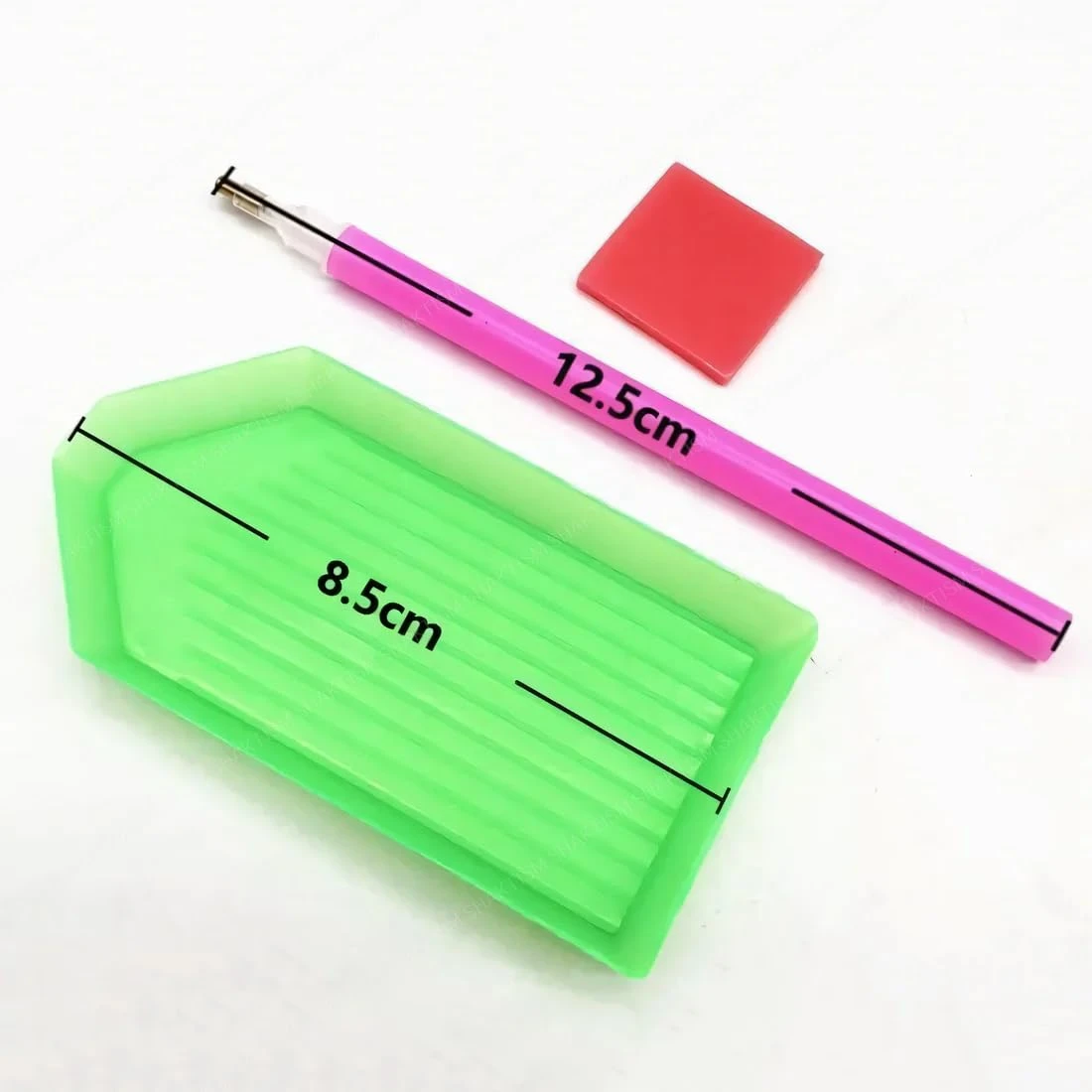 Green ribbed clay block with size label 8.5 cm, pink tool marked 12.5 cm, and a red clay square