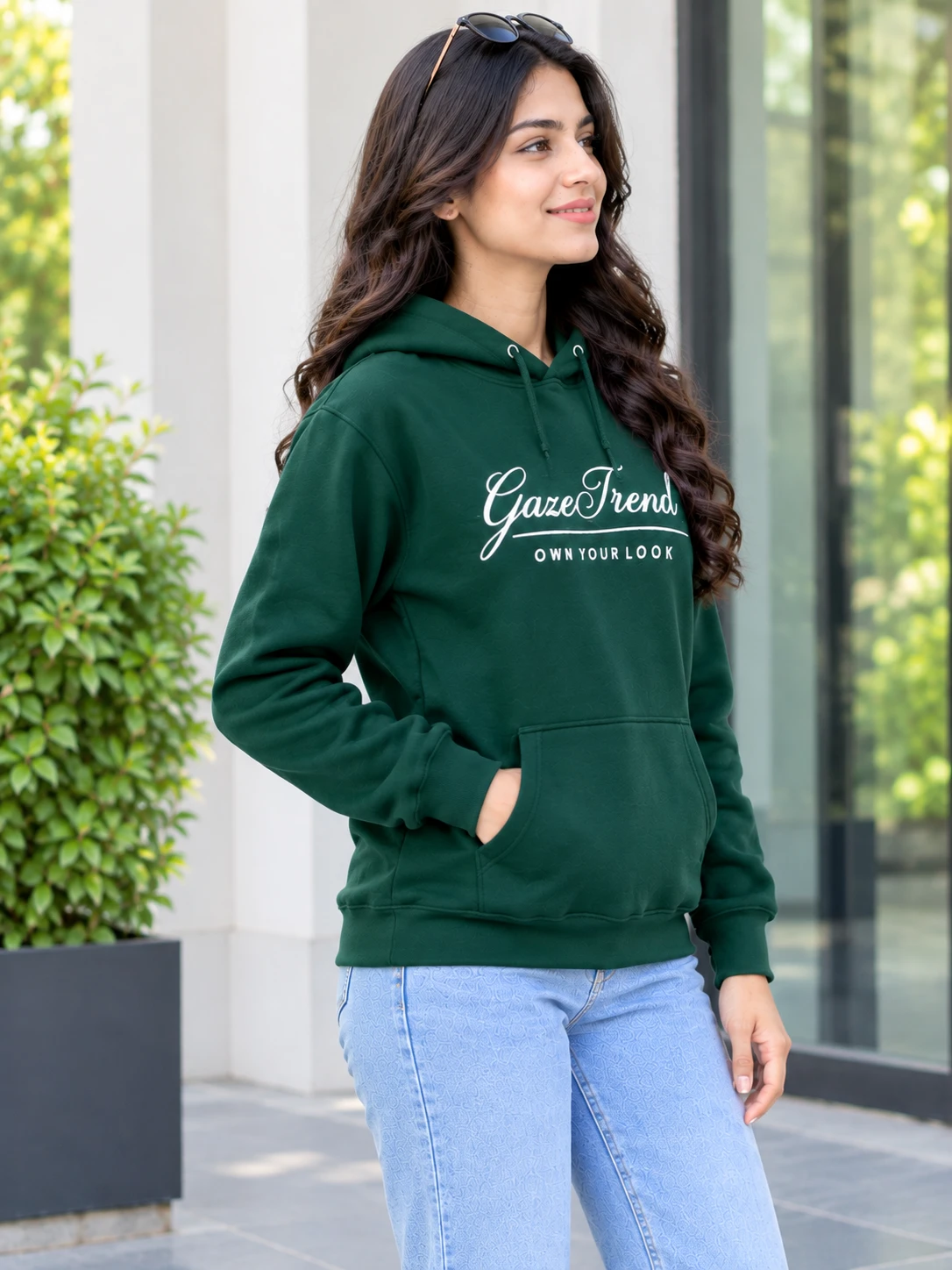 Three-quarter front view highlighting Gazetrend logo print and ribbed cuffs