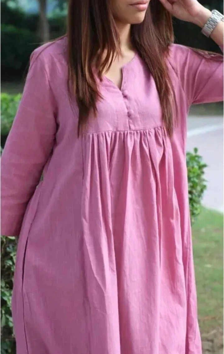 Close-up of the pink kurta bodice with notch neckline, fabric buttons and gathered pleat detail
