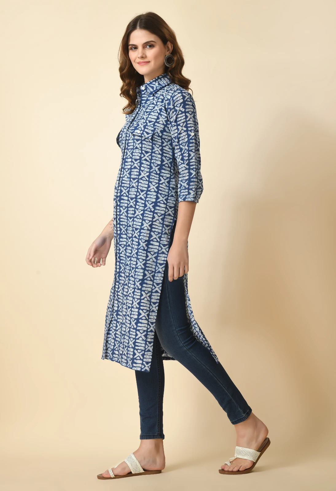 Left side view of printed kurta highlighting the high side slit and curved hem over dark blue leggings