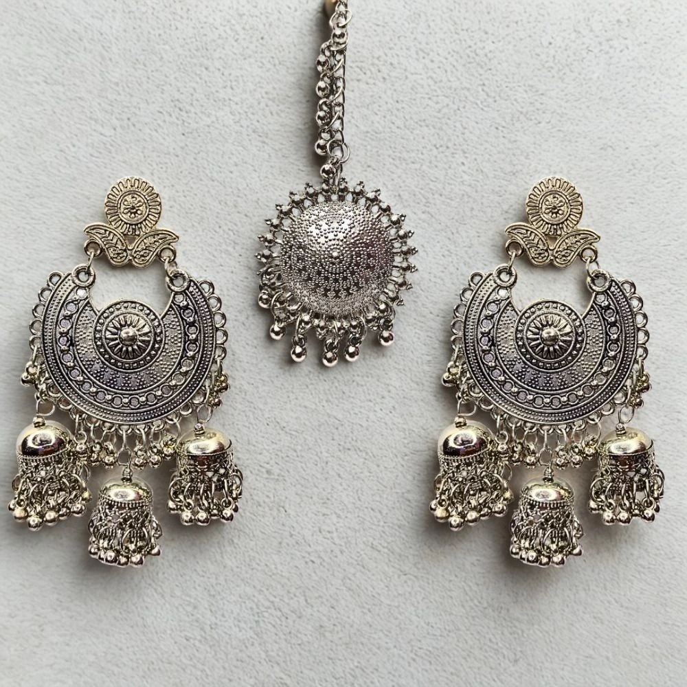 Tahaniya Pushpika Mohor Pearl Cascade Maang Tika Chandbali Earring view 5