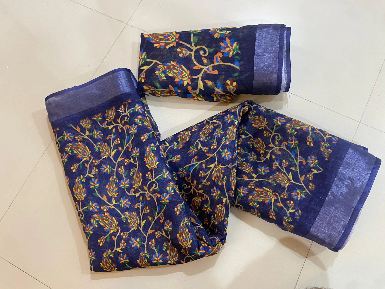 Women's Blue Floral Printed Saree with Matching Blouse Piece